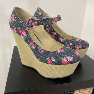 Flat form floral sandal